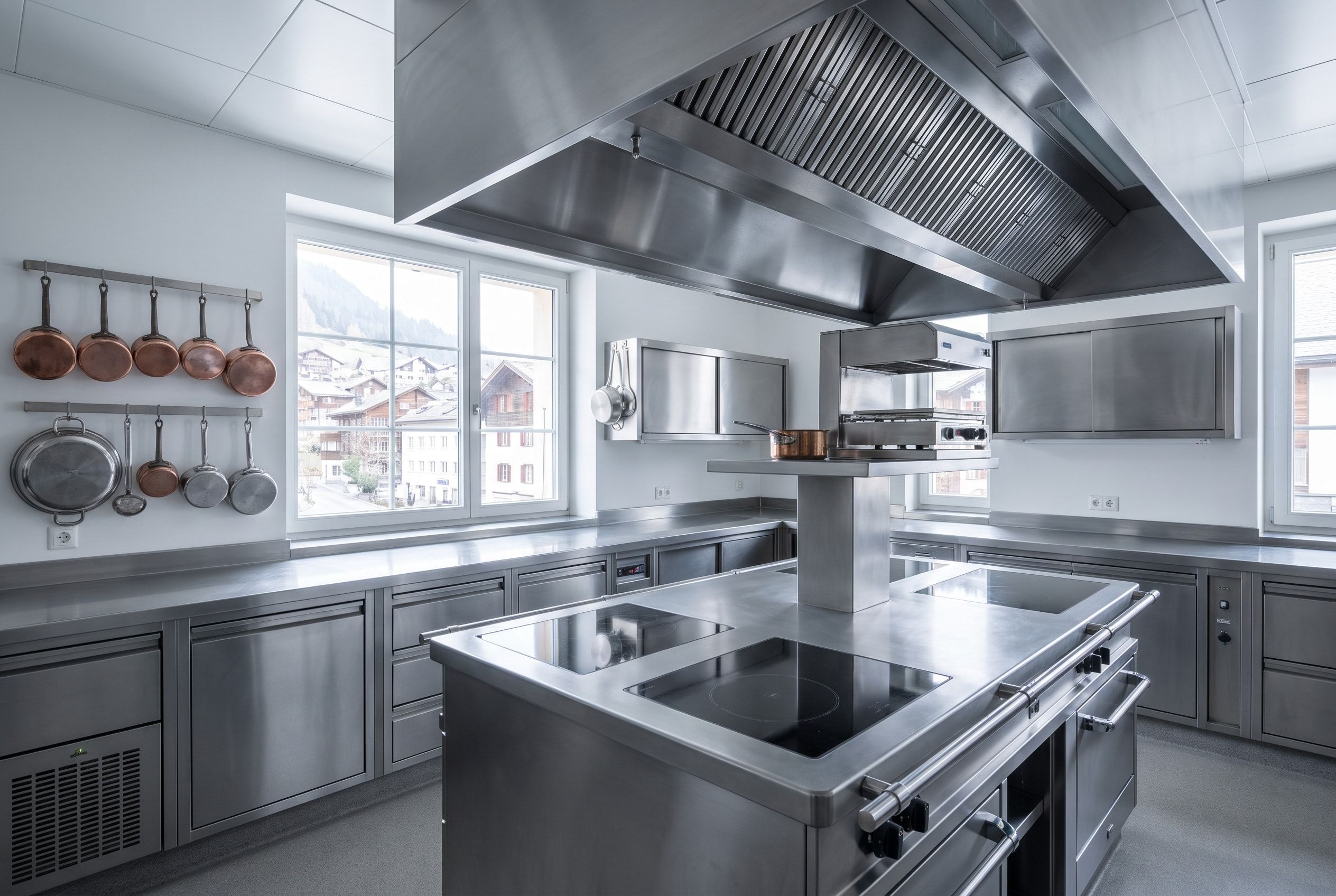 Cuisine professionnelle de restaurant rangée, le matin, sans personnes
